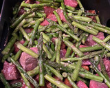 A picture of step 3 of Spicy steak bites with asparagus.