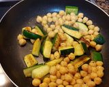 Foto del paso 2 de la receta Garbanzos con calabacín y huevo poché