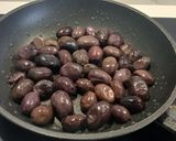 Foto del paso 4 de la receta: Garbanzos de bote al Pil pil con Caballa, Piquillos y arena de Olivas negras