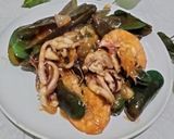Foto langkah ke 4 dari resep Seafood Campur Bumbu Singapur.