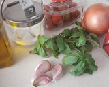 Foto del paso 1 de la receta: Pollo con tomate y albahaca