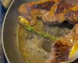 Φωτογραφία βήματος 4 της συνταγής Sirloin steak με σως βούτυρο-σκόρδο-δεντρολίβανο