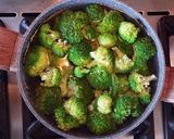 Foto del passaggio 1 della ricetta Broccoli saltati in padella con pancetta al peperoncino 🌷
