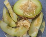 A picture of step 1 of Muskmelon juice.