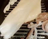 Foto del paso 3 de la receta: Calamar a la plancha con patatas, en salsa Mery