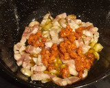 Foto del paso 2 de la receta: Migas con panceta y chorizo