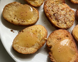 Foto del paso 8 de la receta: Torrijas de pan de centeno con naranja, leche, miel y canela