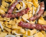 Foto del passaggio 3 della ricetta Salsiccia con patate e cipolle