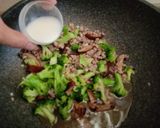 รูปขั้นตอนการทำที่ 4 ของ ผัดบร็อคโคลี่เห็ดหอมหมูสับ
