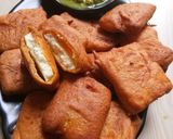 A picture of step 7 of Paneer pakoda with green chutney.