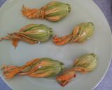 Foto del passaggio 5 della ricetta Fiori di zucca ripieni e impanati in friggitrice ad aria