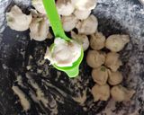 Foto langkah ke 2 dari resep Cilok Ebi Kuah Kacang.