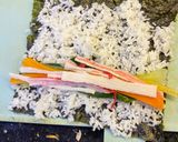 Hình bước làm 3 của món Kimbap Hàn Quốc (김밥) - Cơm Cuộn Rong Biển