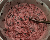 Foto del paso 3 de la receta: Budín de hojas de betarraga con tallarines rojos