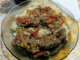 Hígado encebollado con arroz blanco