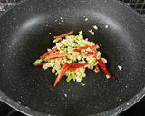 Foto langkah ke 3 dari resep Pork Stir Fry Beansprouts on Lettuce (Lettuce Siram Tumis Babi Toge).