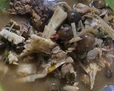 รูปขั้นตอนการทำที่ 1 ของ แกงเห็ดเผาะหน่อไม้ดองไก่บ้าน