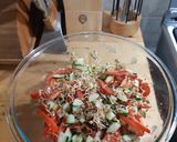 Foto del paso 2 de la receta: Ensalada de tomate, pepino y germinados de lentejas
