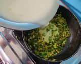 A picture of step 3 of Spring onion curry.