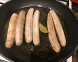Foto del paso 2 de la receta: Salchichas cocidas con vino patatas fritas y huevo frito