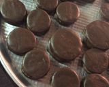 Foto del paso 4 de la receta: Alfajores bañados 🍫💕