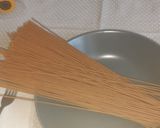 Foto del passaggio 1 della ricetta Spaghetti gamberi zucchine stracciatella e polvere di pistacchi