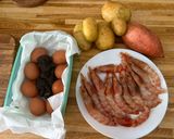 Foto del paso 1 de la receta: Gambones al ajillo con huevo, trufa y patatas
