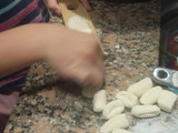 Ñoquis precocidos de papa, con crema de verdeo y mollejitas crocantes