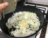 Foto del paso 2 de la receta: Sepia encebollada con almejas y mejillones al vapor