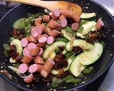 Une image de l'étape 13 de Saucisses fumées aux poivrons verts, tomates séchées et courgette.