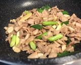 蒜薹. 猪五花肉的食譜步驟4照片