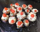 Une image de l'étape 6 de Champignons bruns farcis bœuf, légumes, emmental et tomates.