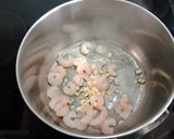 Foto del paso 1 de la receta: Arroz con gambas y merluza