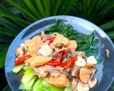 Foto langkah ke 3 dari resep Sawi Sendok Siram Sosis Jamur.