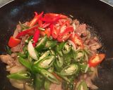 รูปขั้นตอนการทำที่ 4 ของ หมูผัดพริก