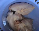 Hình bước làm 2 của món Khô gà lá chanh