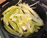 Une image de l'étape 3 de Nids de jeunes poireaux sauce cornichons oignons.