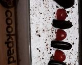 A picture of step 2 of Oreo creamy dessert with marrie biscuit and plain cake.
