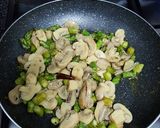 Foto del paso 3 de la receta Espárragos verdes salteados con champiñones y beicon