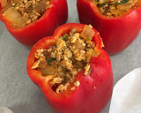 Foto del paso 4 de la receta: Pimientos rellenos de pollo, cebolla caramelizada y albahaca con un toque de tomate