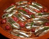 Foto del paso 10 de la receta Cazuela de boqueroncillos, en salsa de tomate, ajo y perejil