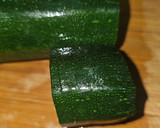 Foto del paso 1 de la receta: Calabacín relleno de atún