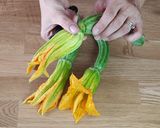 Foto del passaggio 5 della ricetta Fiori di zucca fritti alla romana
