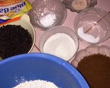 Foto langkah ke 1 dari resep Monster Choco Chips Salt Himalayan Cookies.