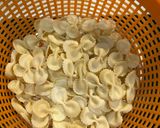 Hình bước làm 1 của món Nui Nơ Sốt Bò Cà Chua Bỏ Lò