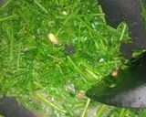 รูปขั้นตอนการทำที่ 2 ของ ยอดผักกูดผัดเต้าเจี้ยว (Stir-fried Fiddlehead Fern with Salted Soybeans)