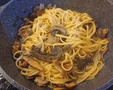 Foto del passaggio 3 della ricetta Linguine con funghi porcini secchi
