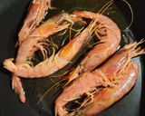 Foto del paso 1 de la receta: Salmón en salsa con camarones