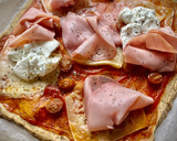 Foto del paso 3 de la receta: Pizza proteica con tomate, burrata y rúcula