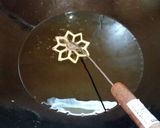 Foto langkah ke 4 dari resep Kembang Goyang.